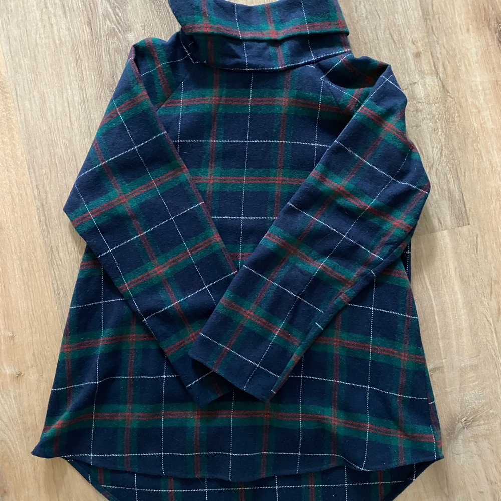 Long sleeve turtleneck (flannel looking material)